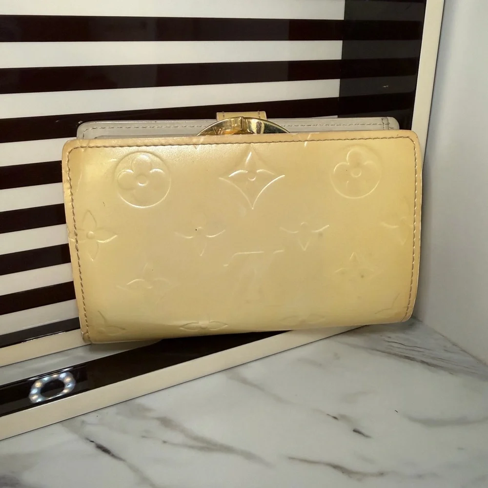 Louis Vuitton Cream Butter Yellow Monogram Vernis Kisslock Wallet - Picture 3 of 9